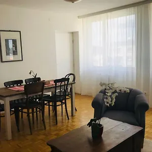 Mitten Im Achten. Zentrale In Apartment